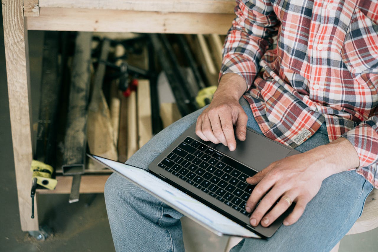 Boise contractor working on laptop to grow leads online